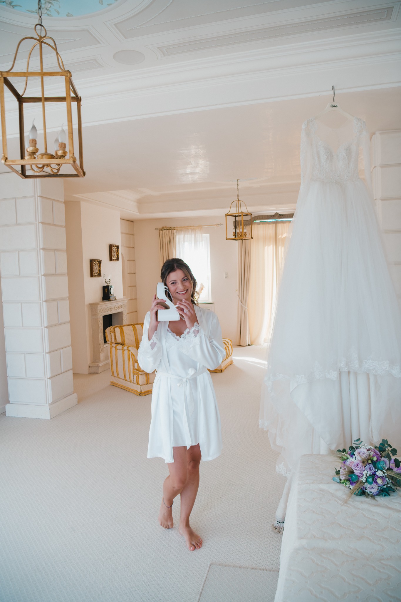 Sposa accanto al suo abito