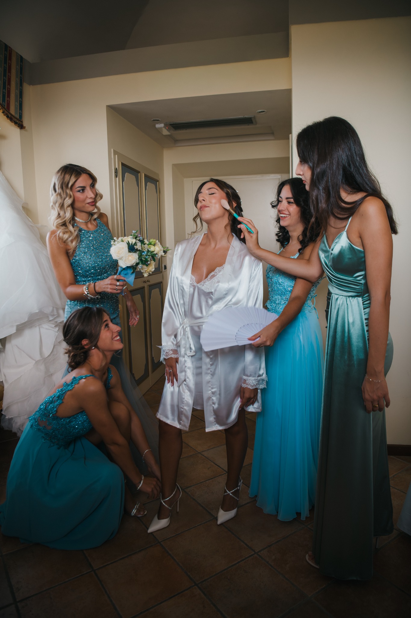 La sposa si prepara con le amiche