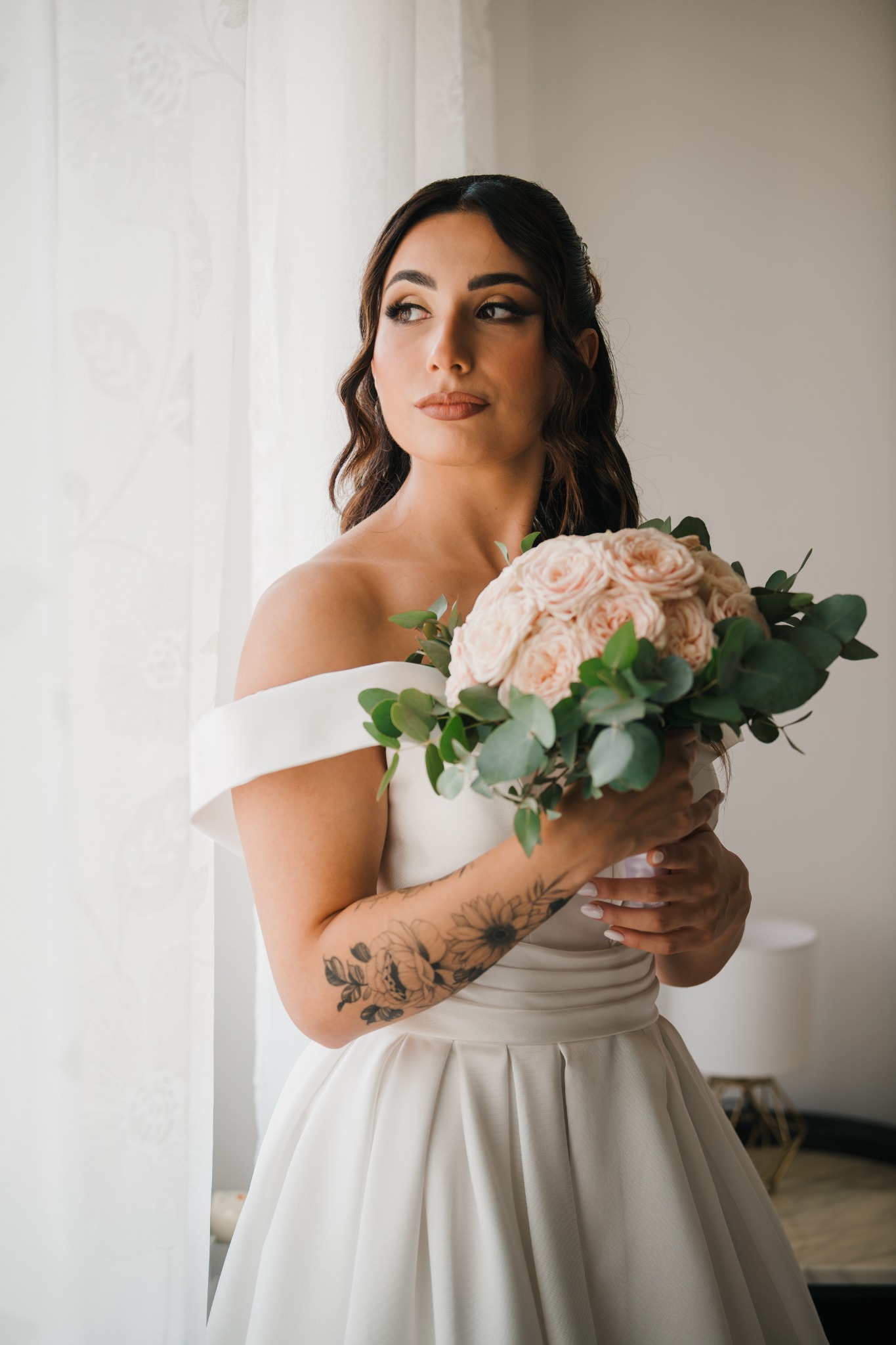 Ritratto della sposa con il bouquet