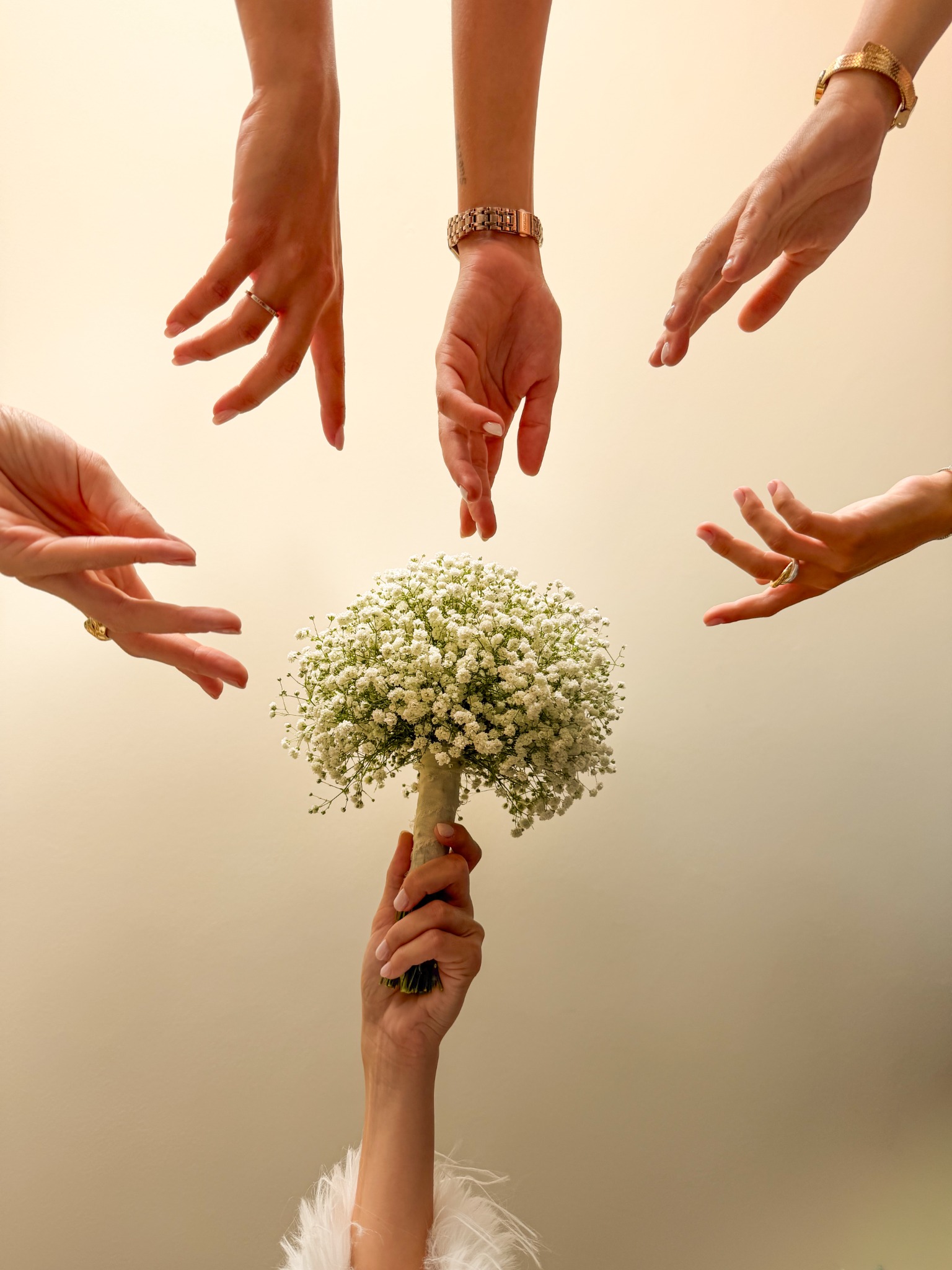 Mani che si avvicinano a un bouquet